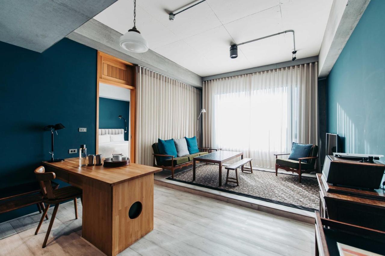 U.I.J Hotel & Hostel Тайнань Экстерьер фото