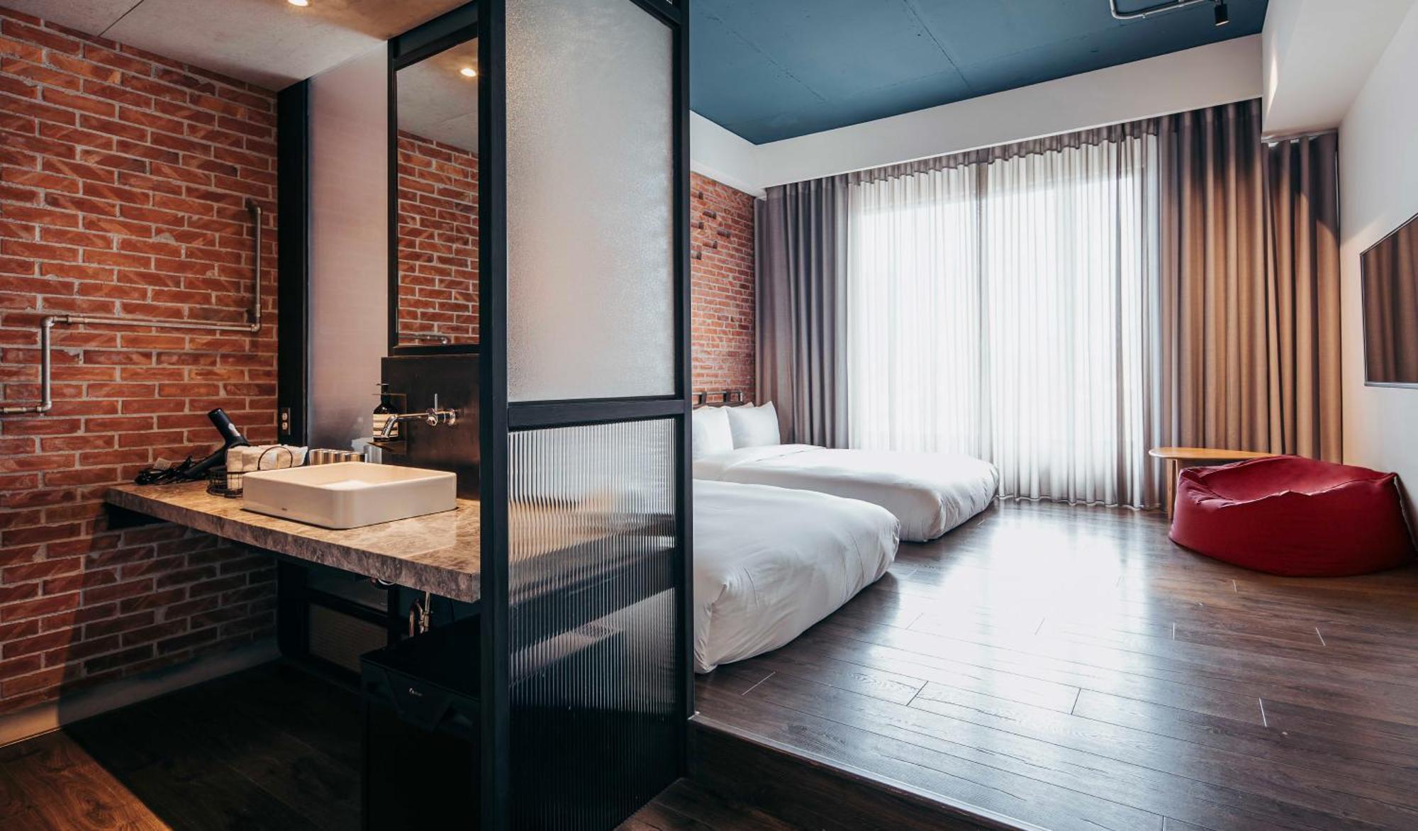 U.I.J Hotel & Hostel Тайнань Экстерьер фото