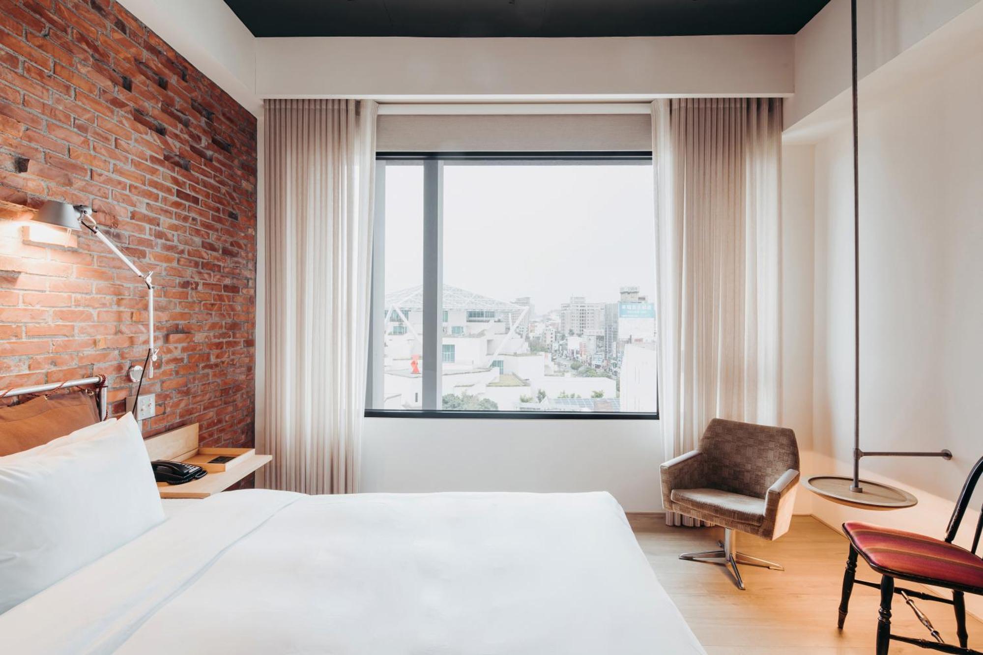 U.I.J Hotel & Hostel Тайнань Экстерьер фото
